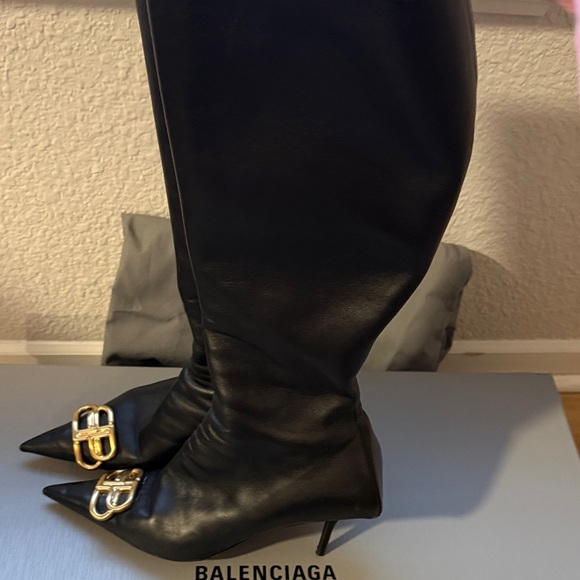 Balenciaga Black Boots with Gold Detailing - Picture 7 of 8